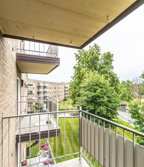 Surfside Towers Apartments in Eastlake, OH